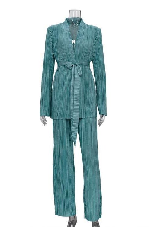 Elegant suit with split sleeves, lace-up shirt and pleated pants.
