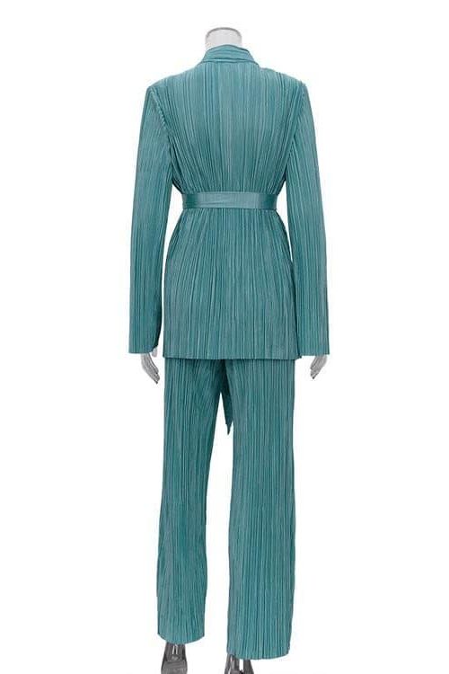 Elegant suit with split sleeves, lace-up shirt and pleated pants.