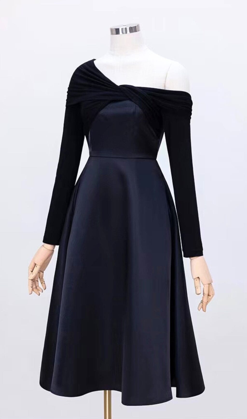 BLACK DIAGONAL SHOULDER LONG SLEEVE MIDI DRESS